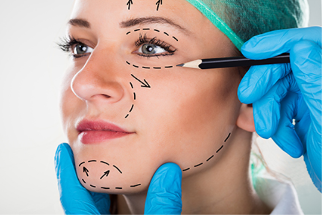 רופא מתכנן ניתוח מתיחת פנים